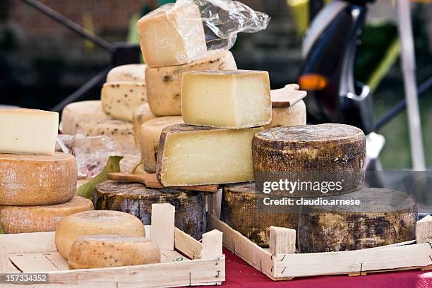 fromage au marché de rue. image en couleur - marché de plein air photos et images de collection