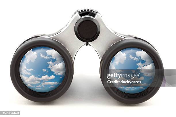 binoculares que reflejan el cielo - binoculares fotografías e imágenes de stock