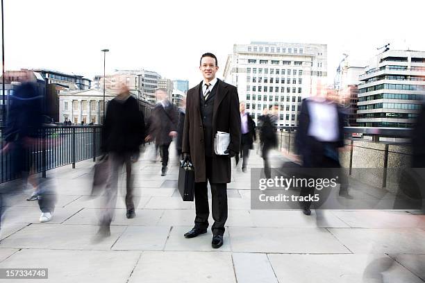 urban business: ritratto di un uomo d'affari di londra in un'incessante mondo - esposizione lunga foto e immagini stock