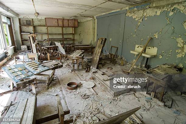 después de la catástrofe de chernóbil. abandonado la escuela - chernobyl fotografías e imágenes de stock