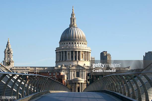 セントポール大聖堂、ロンドン、コピースペース - ミレニアムブリッジ ストックフォトと画像