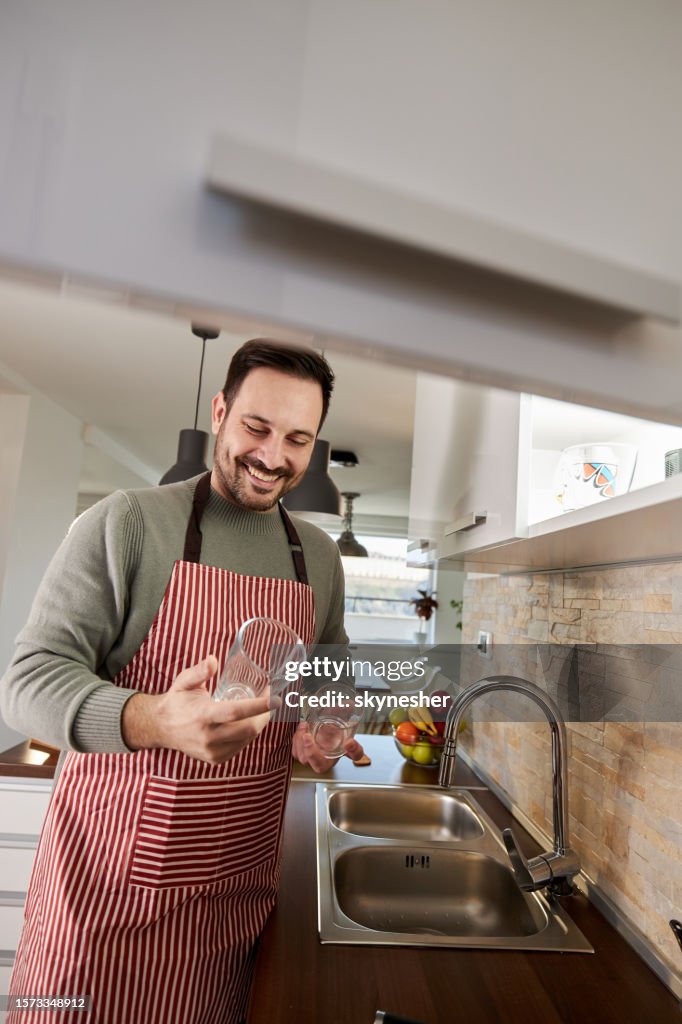 https://media.gettyimages.com/id/1573348912/photo/happy-man-holding-drinking-glasses-in-the-kitchen.jpg?s=1024x1024&w=gi&k=20&c=pdiOW4qulGXt1qkxUcpLE0h9OmkyAG0lyes_5LrZZuI=
