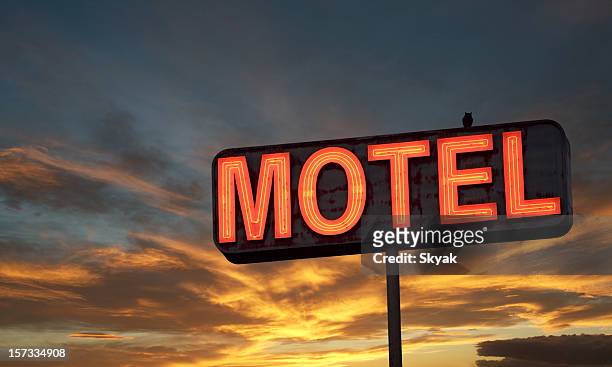 モーテルの看板の夕日 - neon sign ストックフォトと画像