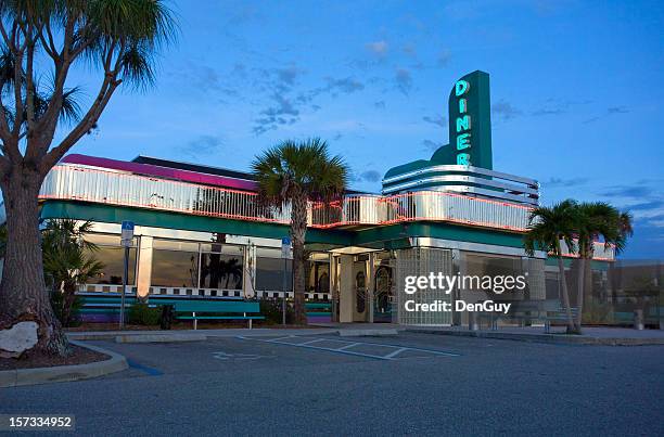 stil der 50er jahre straßenrand diner in florida im morgengrauen - straßenrand stock-fotos und bilder