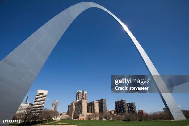 gateway arch in saint louis - views of the gateway arch stock-fotos und bilder