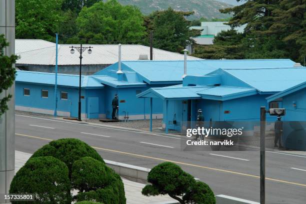 gemeinsame sicherheitszone im panmunjom - demilitarisierte zone in korea stock-fotos und bilder