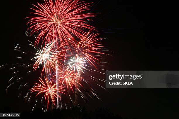 red and white 4th of july fireworks - 4th of july fireworks stock pictures, royalty-free photos & images