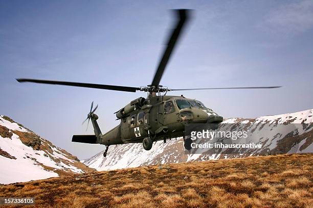 militär blackhawk hubschrauber medical bergretter - air ambulance stock-fotos und bilder