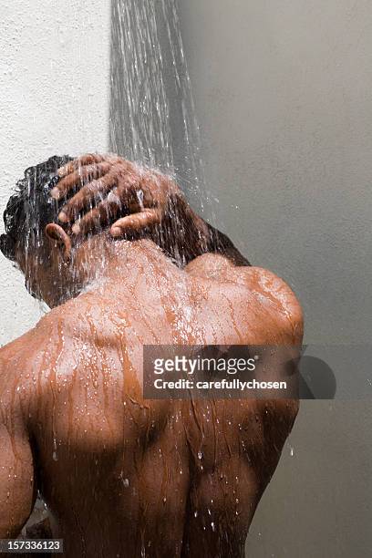 athletic, tanned  male back under the shower - strong hair 個照片及圖片檔