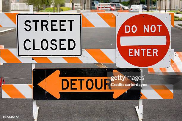 warning signs street closed detour do not enter - barricade 個照片及圖片檔