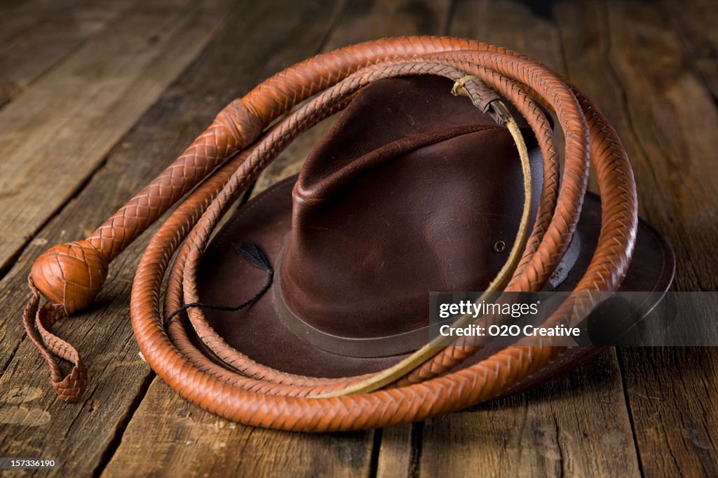 Whip in pelle e cappello