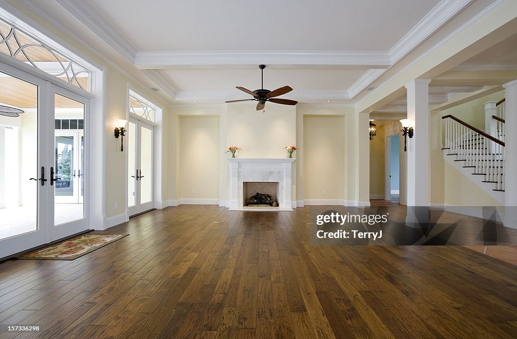 リビングルームの家具には、木製の床