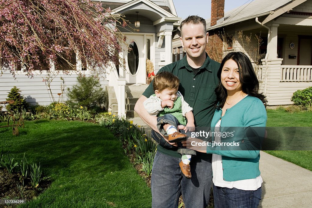 Joven familia en casa