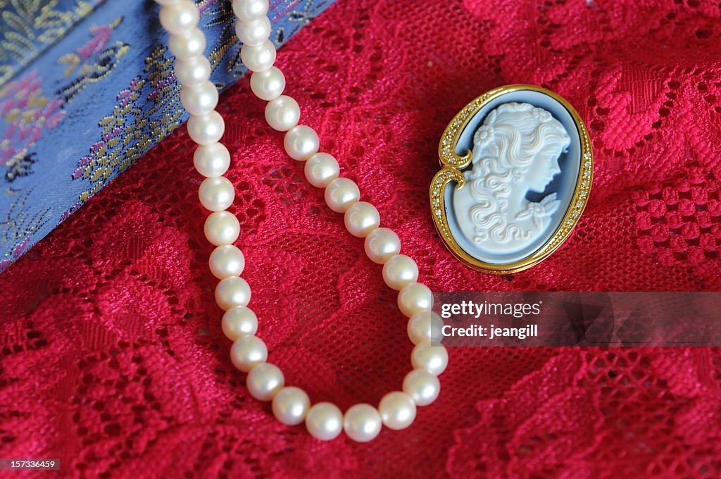Pearls, cameo and jewelery box