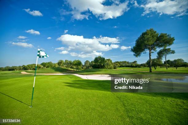 beautiful golf park - vlag plaatsen stockfoto's en -beelden