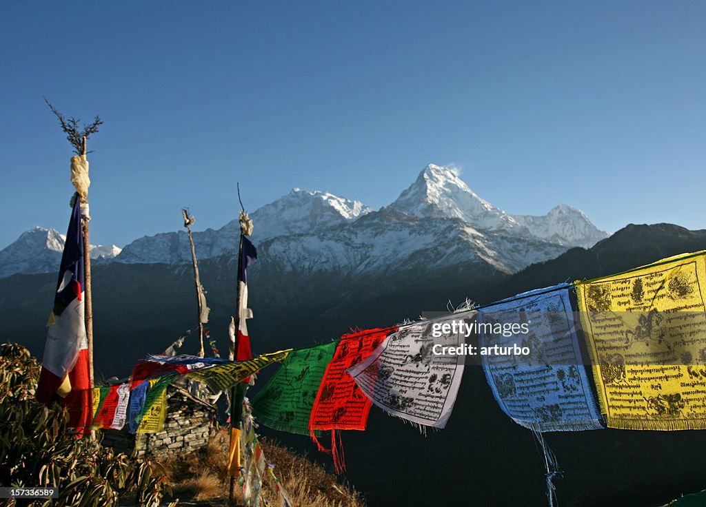 Los annapurnas montañas y tibetano oración flags