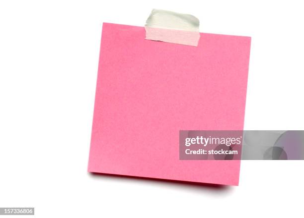 pink postit note on white - plaknotitie stockfoto's en -beelden