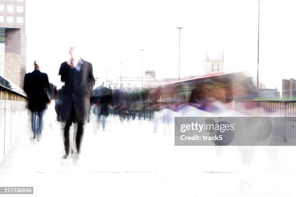 langzeitbelichtung, high-key, kreative blur der london business pendler - entsättigt stock-fotos und bilder