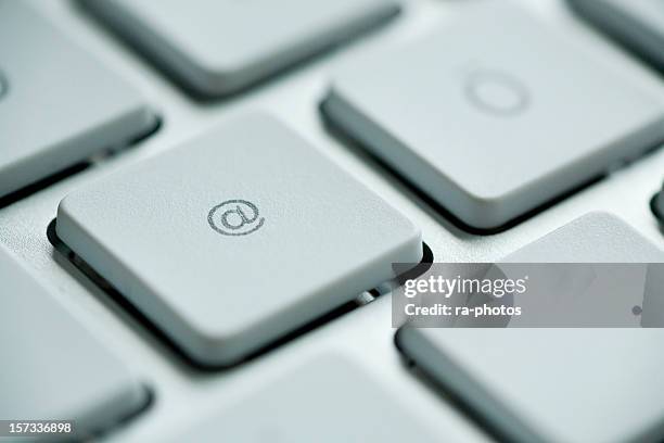 e-mail a simbolo - chiocciola simbolo ortografico foto e immagini stock