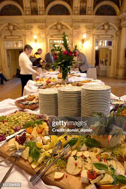 catering-, bankett- und eine große auswahl an snacks über teller, old innen - catering buffet stock-fotos und bilder