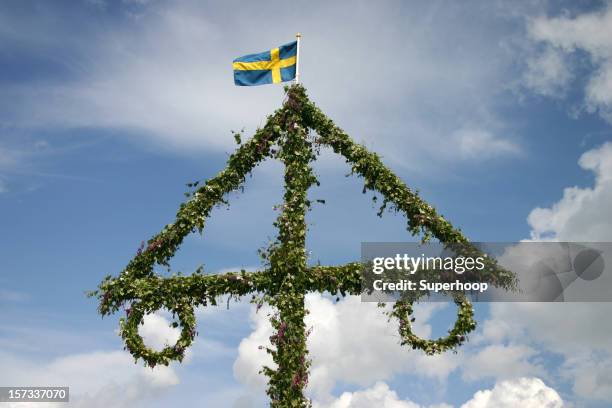 midsummer sueca polos con clima típico - swedish culture fotografías e imágenes de stock