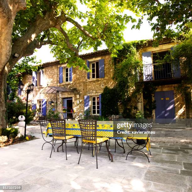 granja provenzal - provence fotografías e imágenes de stock