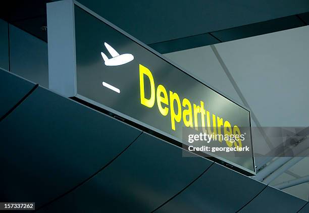 aeroporto di partenza - tabellone arrivi e partenze foto e immagini stock