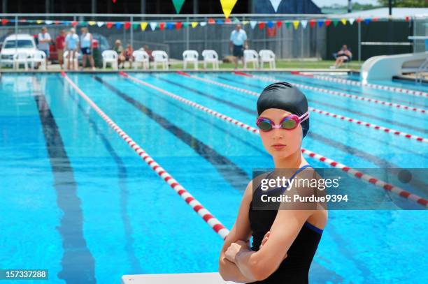 junge weibliche schwimmer in eine swim meet - schwimmwettkampf stock-fotos und bilder