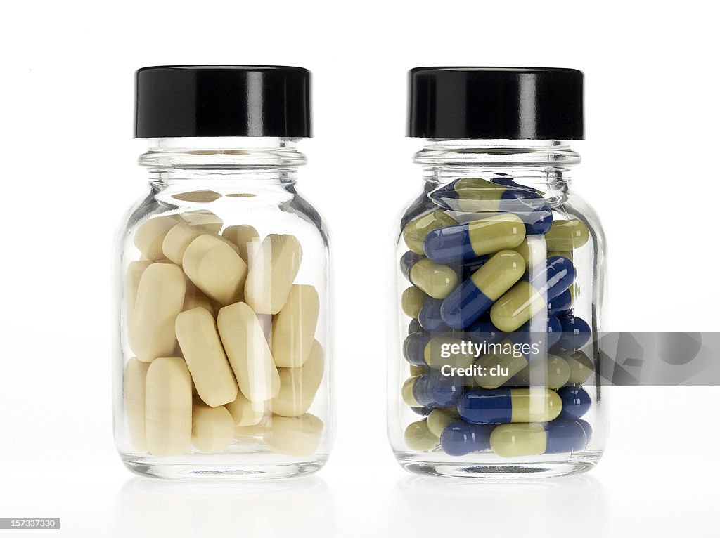 Zwei Tabletten in Flaschen