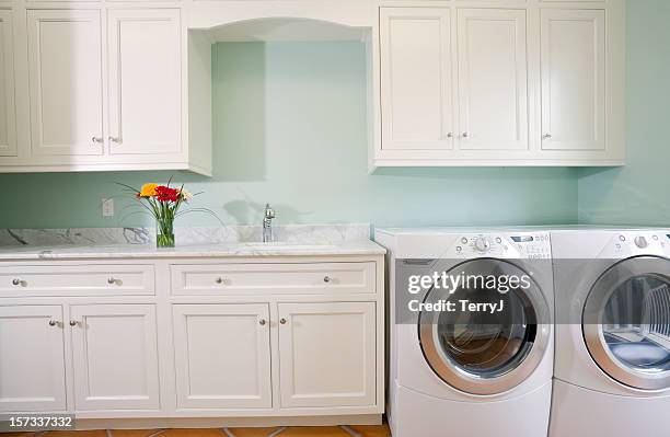 waschküche mit waschmaschine und trockner - abstellraum stock-fotos und bilder