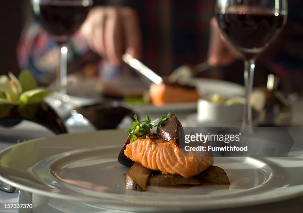 elegante tavolo da pranzo per due, cena al ristorante; salmone pesce e frutti di mare - fine dining foto e immagini stock
