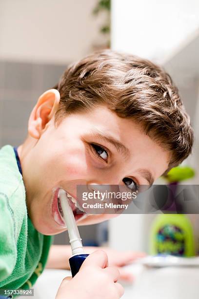 dental care child brushing his teeth - electric toothbrush stockfoto's en -beelden
