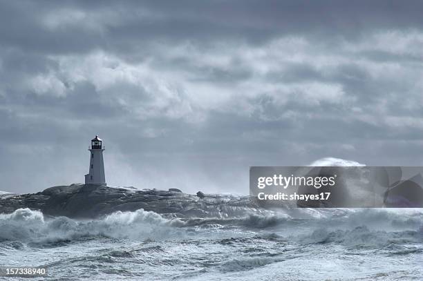 crashing wave lighthouse - storm lighthouse stockfoto's en -beelden