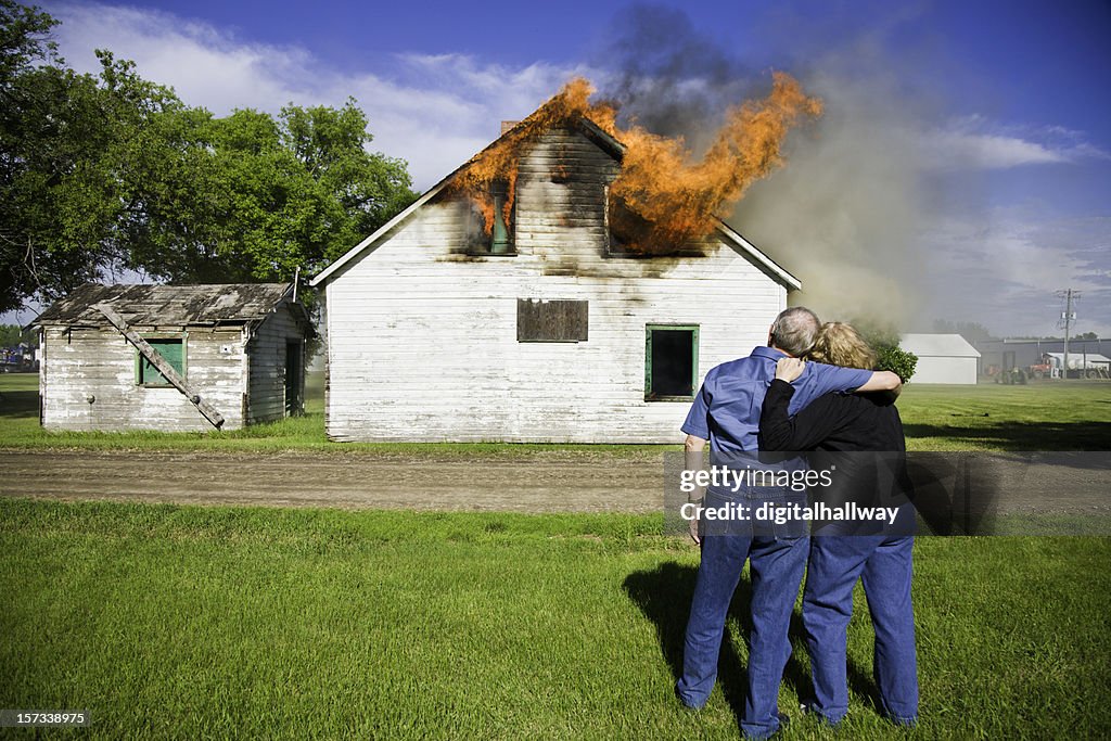 Paar das Haus in Brand