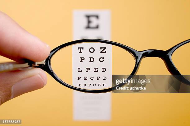 occhiali da vista - esame oculistico foto e immagini stock