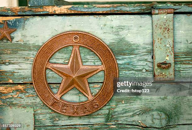 green paint peeling on wooden box with texas star - houston texas stockfoto's en -beelden