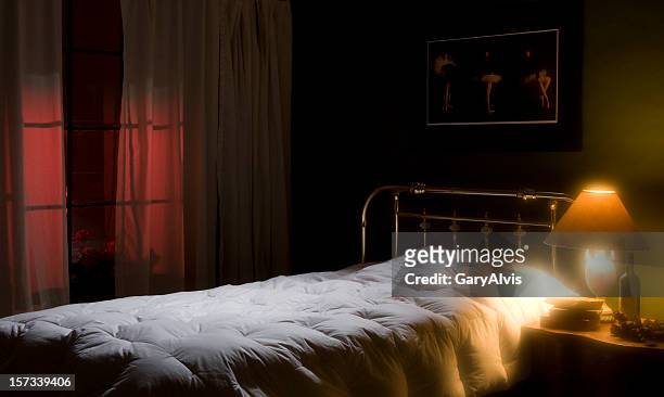 romantische oder einsam schlafzimmer leeren bett, nachtlicht, fenster - empty bedroom stock-fotos und bilder