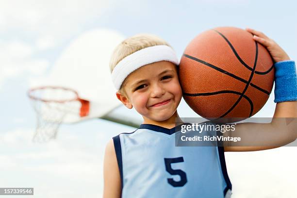 little basketballer - basketbaltenue stockfoto's en -beelden