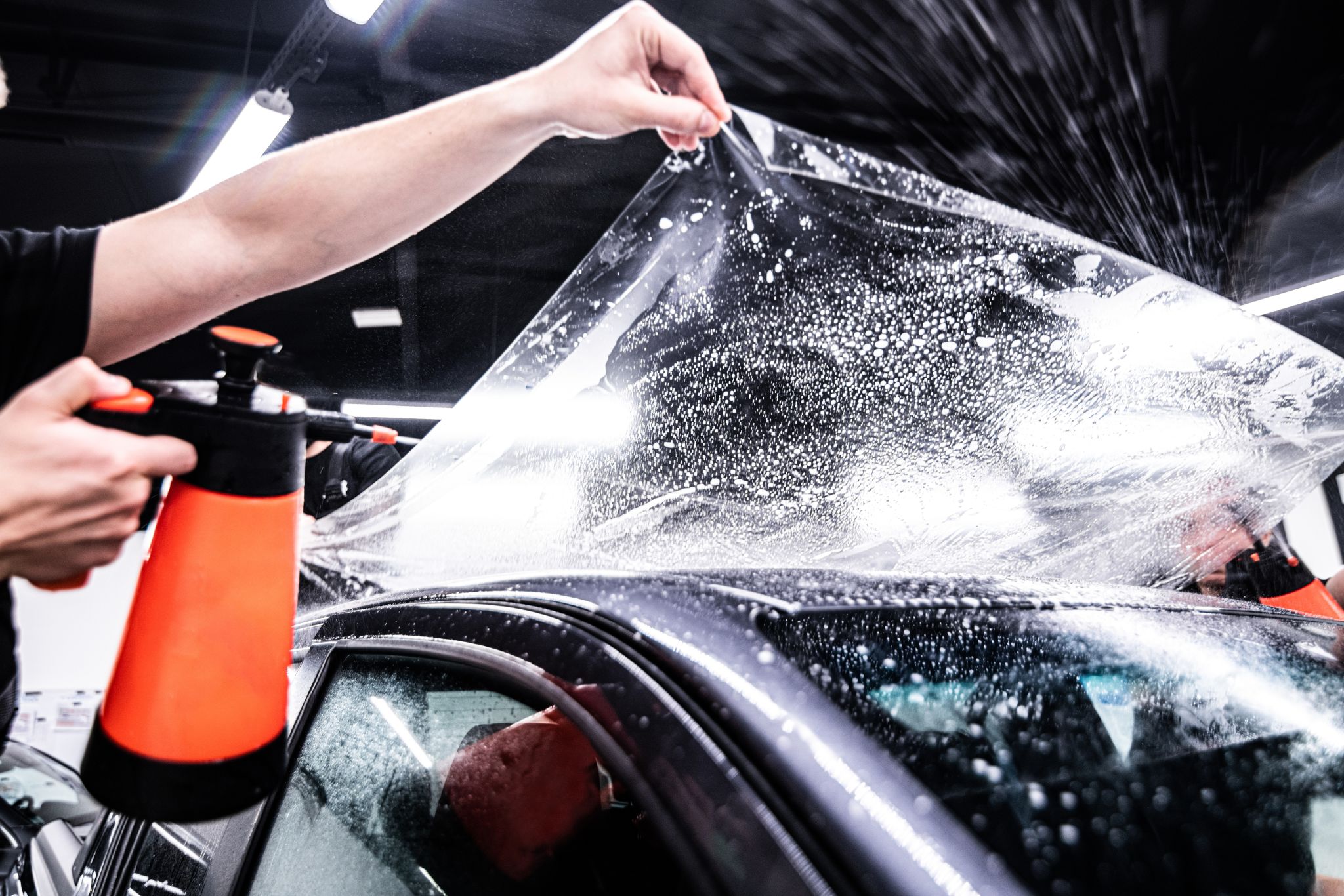 Application of self-healing PPF film on the car roof Application of self-healing PPF film on the car roof