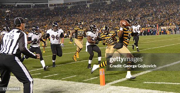 Quarterback Byron Leftwich of the Pittsburgh Steelers scores a touchdown on a 31-yard run as he is pursued by defensive lineman Ma'ake Kemoeatu,...
