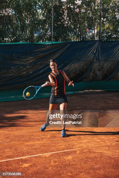 tenista profesional entrenando bajo el sol - forehand fotografías e imágenes de stock