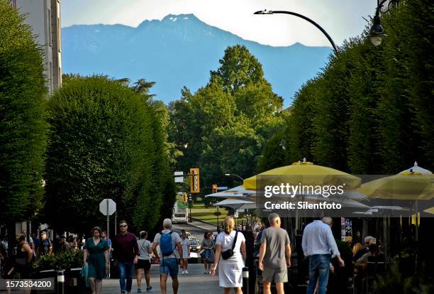 up your street to the mountain - victoria canada dining stock pictures, royalty-free photos & images