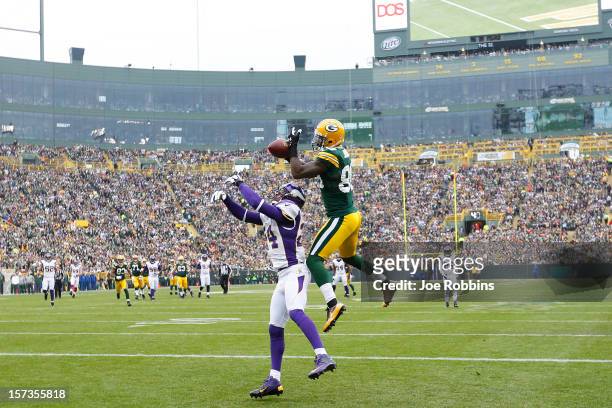 James Jones of the Green Bay Packers makes a 32-yard touchdown reception against A.J. Jefferson of the Minnesota Vikings during the first half of the...