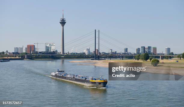nave sul fiume reno e sullo skyline di düsseldorf - fiume reno foto e immagini stock