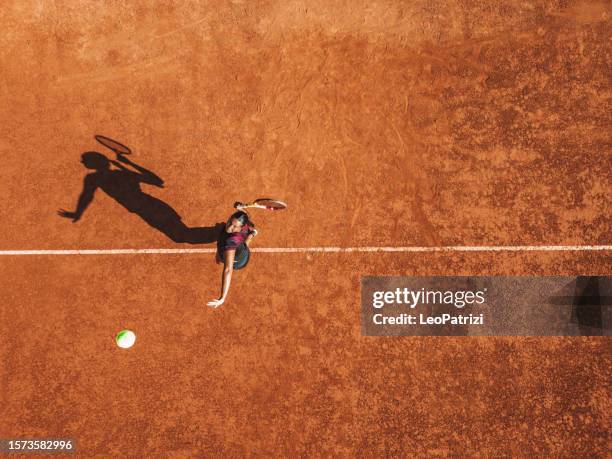 professional tennis player serves - aerial point of view - jogo tenis imagens e fotografias de stock