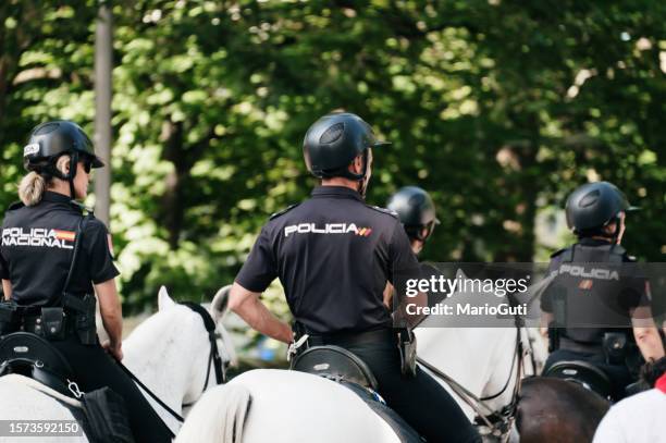 policía montada española - cuerpo de policía fotografías e imágenes de stock
