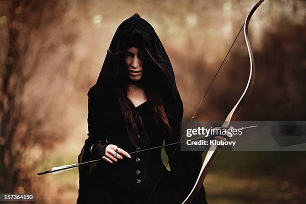misteriosa donna archer - fantasy archer foto e immagini stock