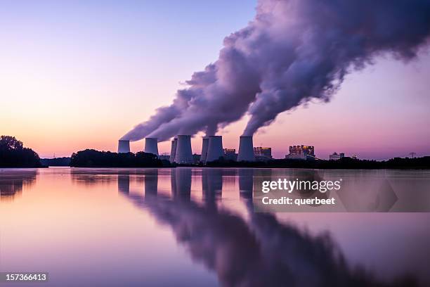 centrale elettrica nel alba - gas di scarico foto e immagini stock