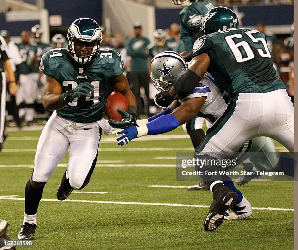 Philadelphia Eagles running back Bryce Brown takes a handoff in for a first quarter touchdown during a NFL football game between the Dallas Cowboys...