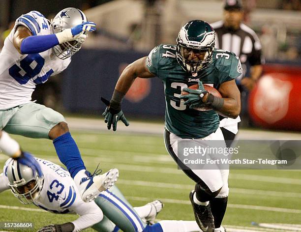 Philadelphia Eagles running back Bryce Brown runs for a first down in the first quarter against the Dallas Cowboys at Cowboys Stadium in Arlington,...